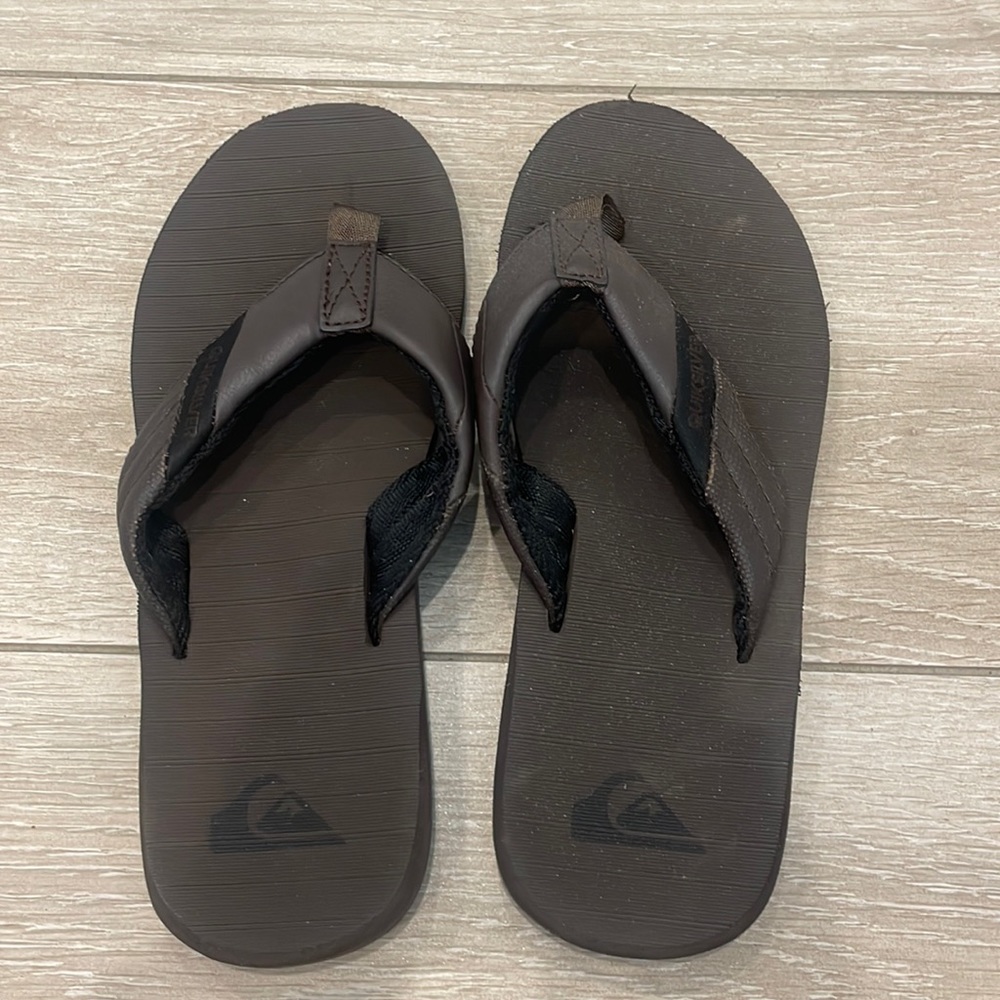 Quiksilver Mens dark brown size 7 flip flops/sandals